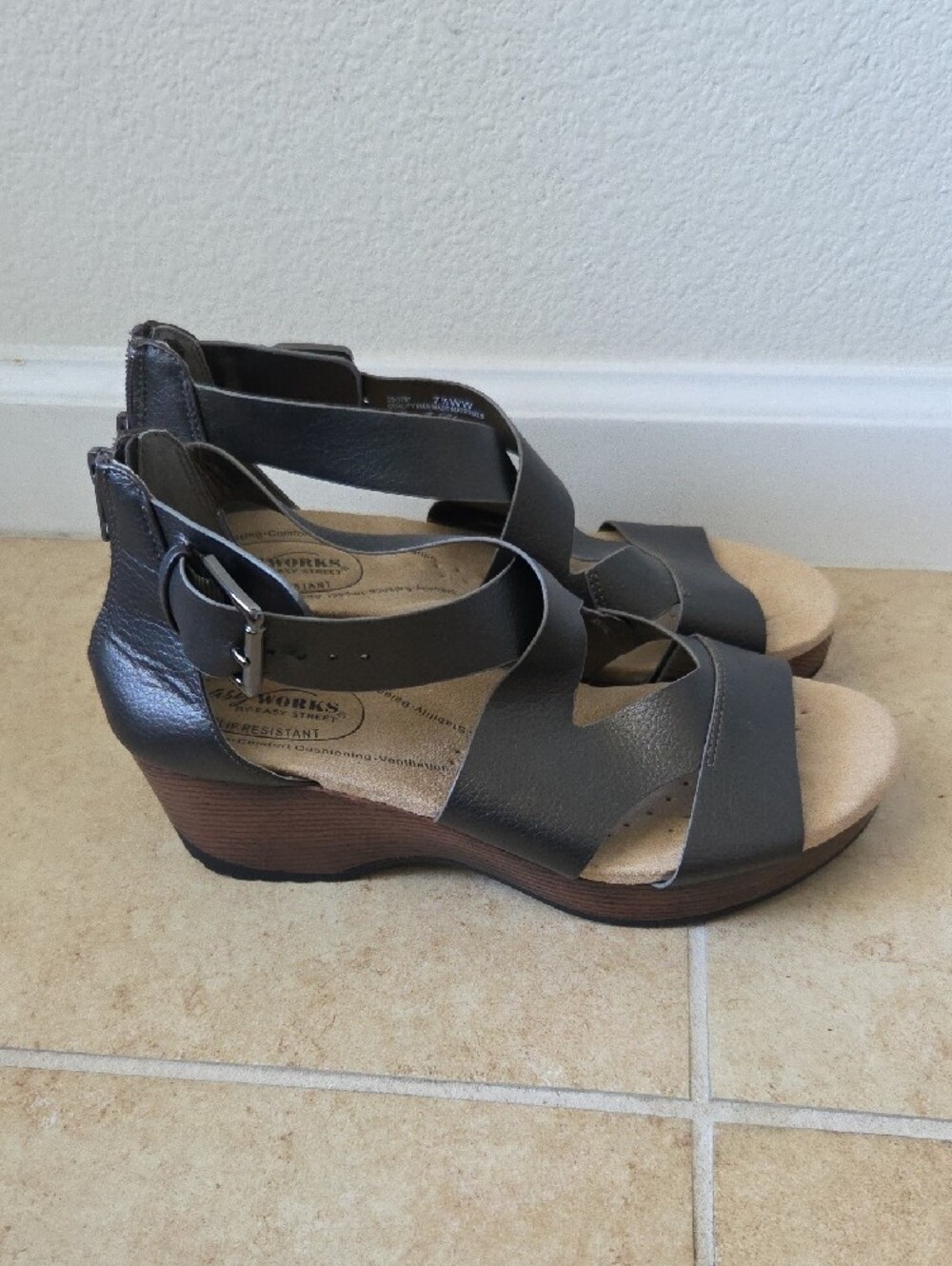 EASY STREET Rosa Crisscross Wedge Sandals Charcoal Sz 7.5WW Comfy Cushioned - Picture 3 of 15
